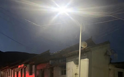 农村院子里最适合的聂荣太阳能路灯亮度与安装要点